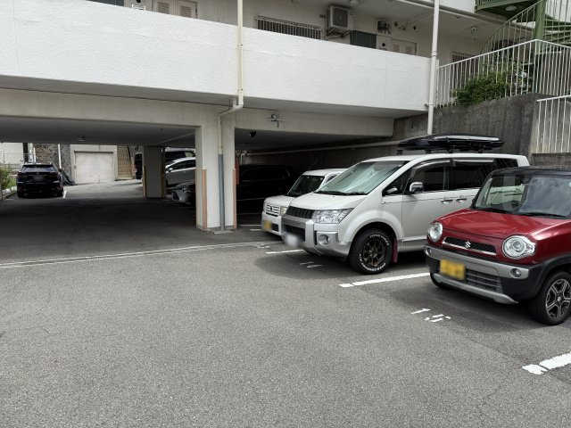 山手台ハイツの駐車場