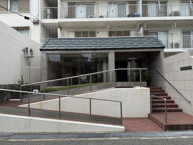 山手台ハイツのエントランス