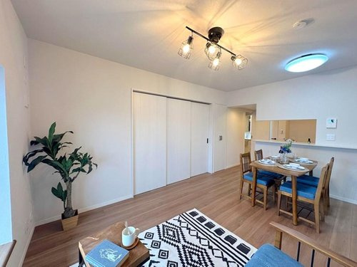 コスモ志木ホワイトコートの居間・リビング|13.5帖のゆったりとしたリビング