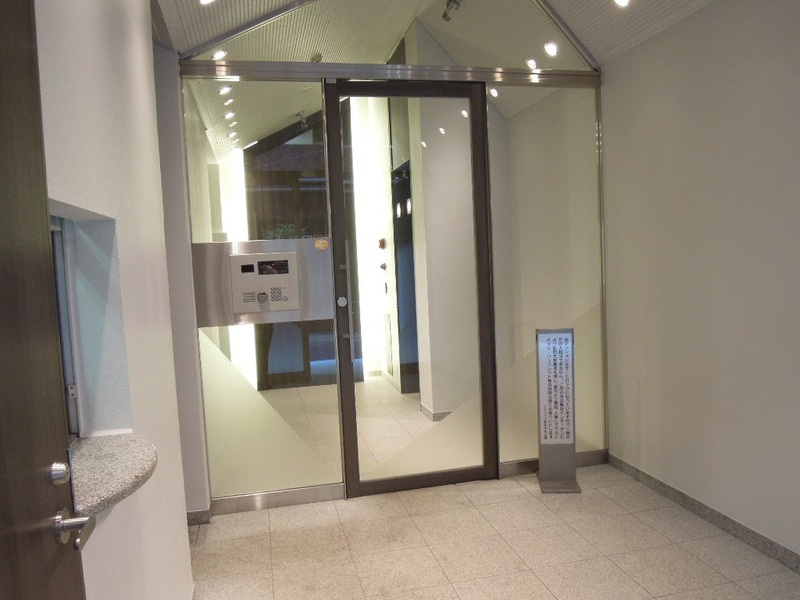 新宿区西新宿６丁目の賃貸マンションのエントランス