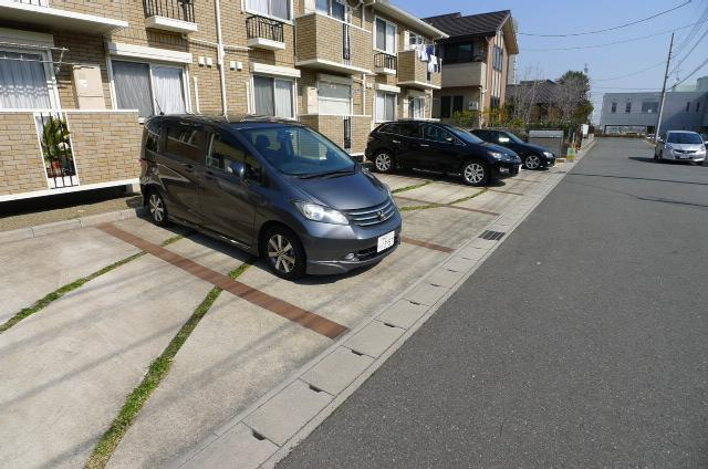 シャルマンおおたかの森の駐車場