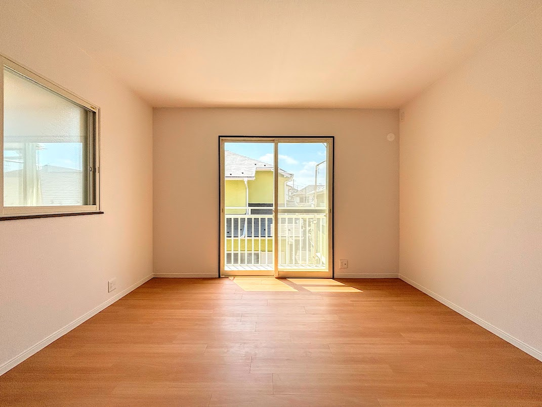 泉区領家1　中古戸建ての洋室|◆室内はいつも明るい印象なので気持ちの良い朝を迎えられます。各部屋にはクローゼットを完備しており、収納が多いお家はすっきりして快適空間です。