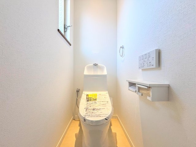 泉区領家1　中古戸建てのトイレ|◆清潔感のある白を基調とした落ち着ける空間。小窓をもうけていますので、こもりやすい空気の入れ替えも簡単に行えますね！