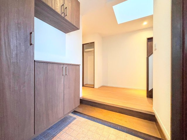泉区領家1　中古戸建ての玄関|◆明るい玄関です！散らかりやすい玄関もスッキリする大容量のシューズボックス付き。