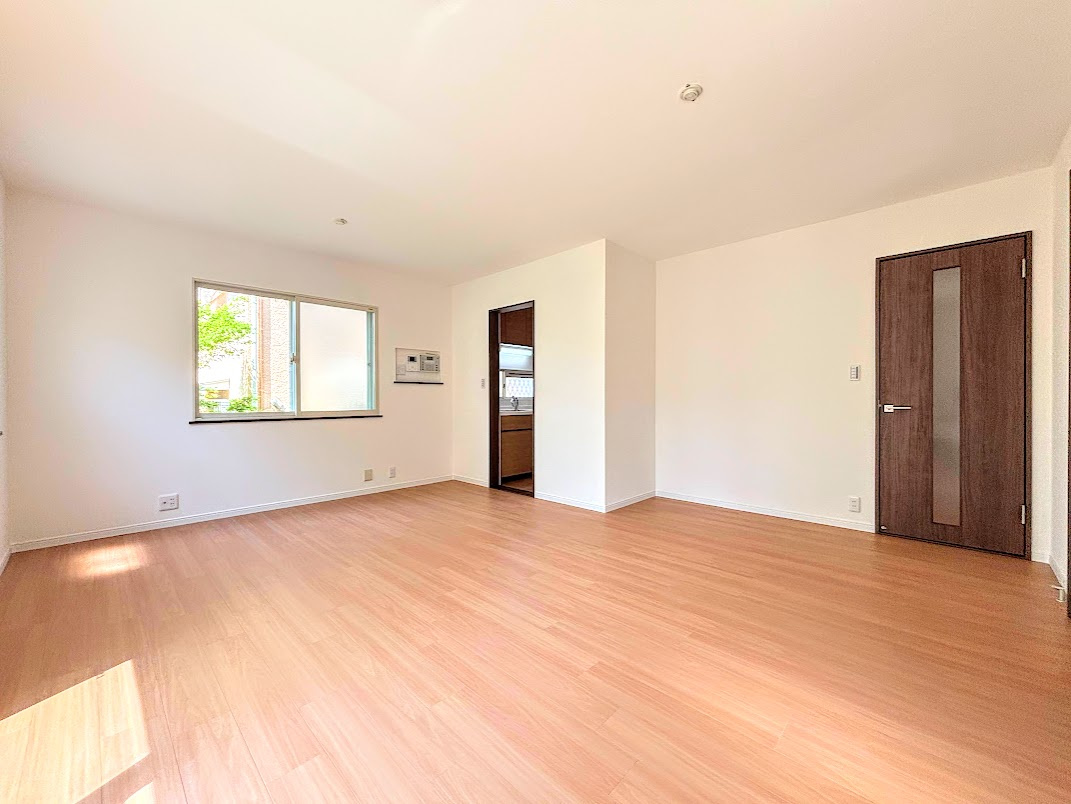 泉区領家1　中古戸建ての居間・リビング|◆一家だんらんのスペースとなるＬＤＫ。窓から明るい光が差し込み、思わず家族の会話も弾む快適な空間。