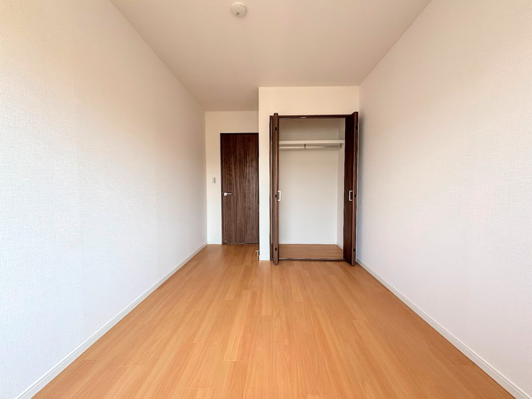 泉区領家1　中古戸建ての洋室|◆感性を育むプライベートルームはシンプルでスマートな空間。好みの空間で読書をしたり、音楽を聞いたりと一人の時間も充実したものにできます。