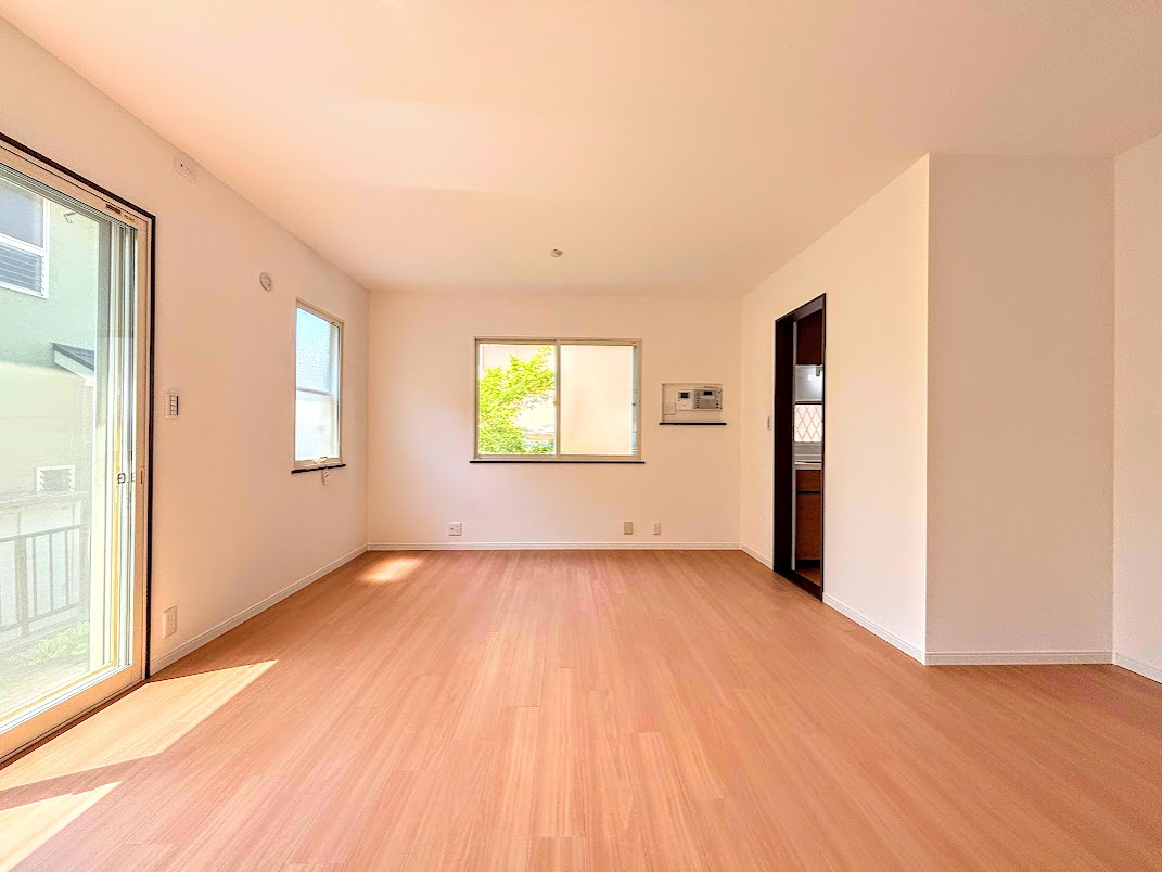 泉区領家1　中古戸建ての居間・リビング|◆家族で食卓を囲むダイニングスペースと、ソファでゆったりくつろぐリビングスペースがしっかり区切られているので家具の配置や用途を使いわけしやすいです。