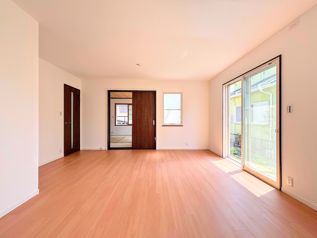 泉区領家1　中古戸建ての居間・リビング|◆リフォーム済みでのお引渡しなので、即ご入居可能です。家具の配置や色など決めやすくスムーズにお引越しできます。