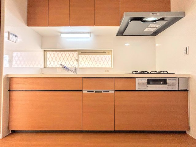 泉区領家1　中古戸建てのキッチン|◆長い時間滞在するキッチンだからこそ、食事の準備を楽しい時間に、忙しい時でもスムーズに無駄なく作業できる、お手入れも簡単にできるなど、毎日を楽しくするキッチンスペースに仕上げました。