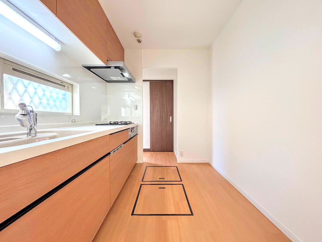 泉区領家1　中古戸建てのキッチン|◆ご家族みんなで調理ができる位のスペースを実現したキッチン空間となっております。みんなで作った料理を召し上がりながらの会話は、どのような物になるのでしょうか。