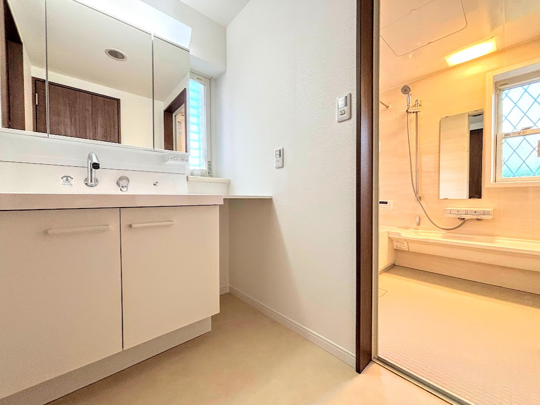 泉区領家1　中古戸建ての独立洗面台|◆毎日使う場所だから、機能的で使いやすさに配慮したパウダールーム。すっきりと使えるように収納も豊富にご用意しています。