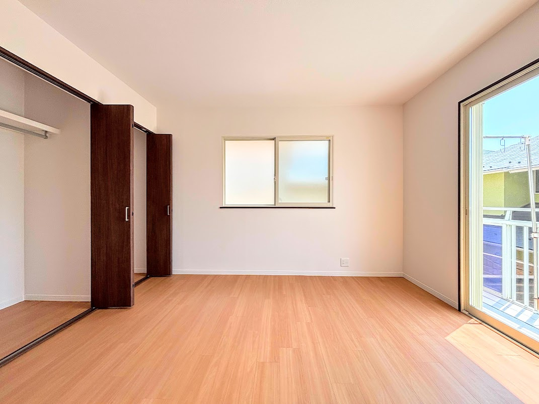 泉区領家1　中古戸建ての洋室|◆柔らかい陽光が差し込む明るいお部屋を演出する設計。彩光の取れる窓が気持ちの良いお部屋を創り上げます。