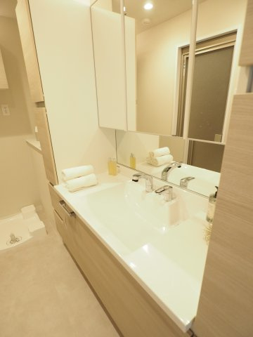 ゆったりとした洗面脱衣スペースで優雅な朝のひと時を（2025年9月撮影）