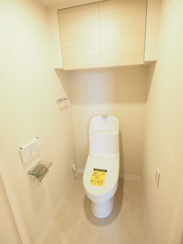 上部に棚があり、物をスッキリしまうことができそうですね（2025年9月撮影）