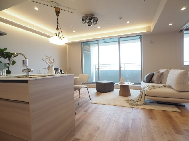 リビングは南東向きにつき、陽当たりの良いお部屋です（2025年9月撮影）