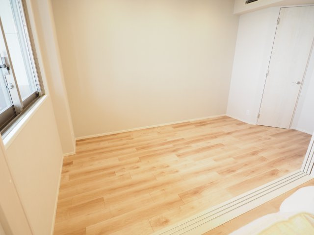 バルコニーに面して明るい洋室　約5.7帖（2025年9月撮影）