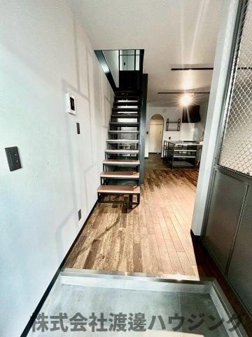 鉄と塗り壁の再生長屋の玄関