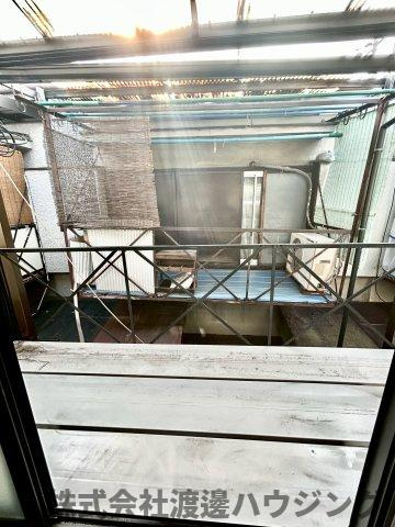 鉄と塗り壁の再生長屋のバルコニー