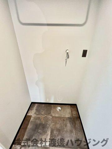 鉄と塗り壁の再生長屋の設備|室内洗濯機置場