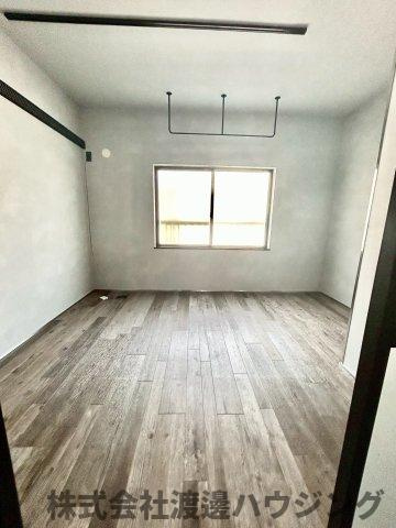 鉄と塗り壁の再生長屋の洋室