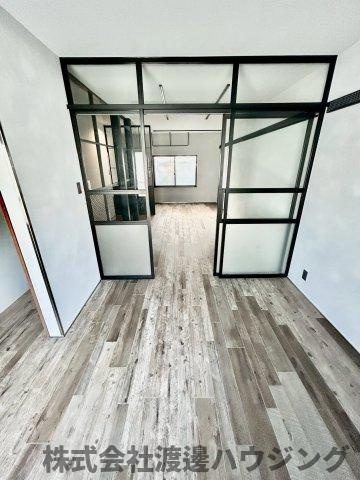 鉄と塗り壁の再生長屋の内装