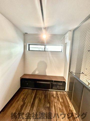 鉄と塗り壁の再生長屋の内装