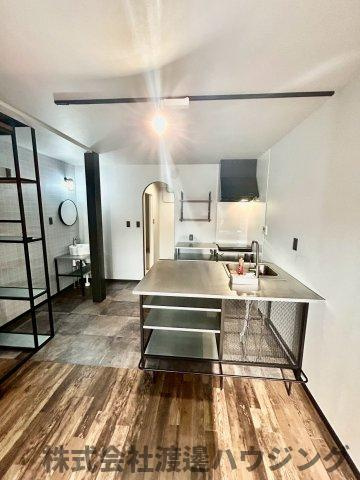 鉄と塗り壁の再生長屋の洋室