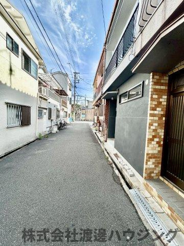 鉄と塗り壁の再生長屋の周辺