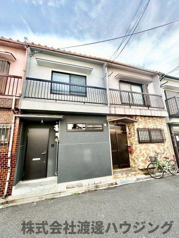 鉄と塗り壁の再生長屋の外観