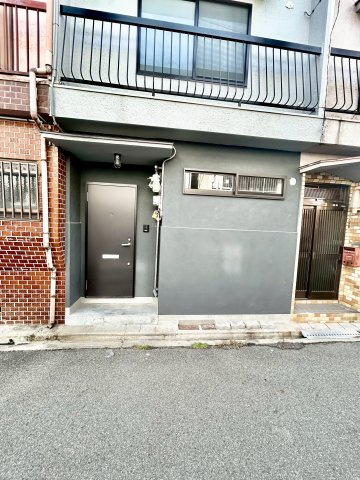 鉄と塗り壁の再生長屋のエントランス