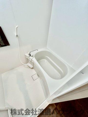 鉄と塗り壁の再生長屋の浴室