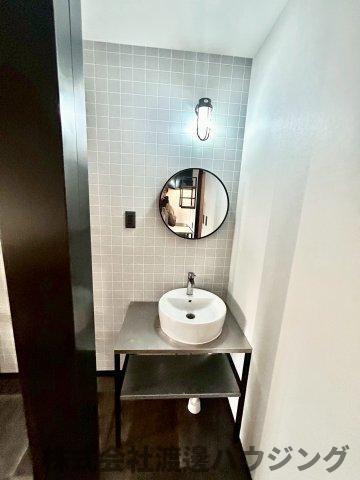 鉄と塗り壁の再生長屋の洗面所|おしゃれ洗面