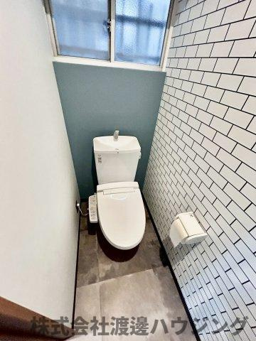 鉄と塗り壁の再生長屋のトイレ