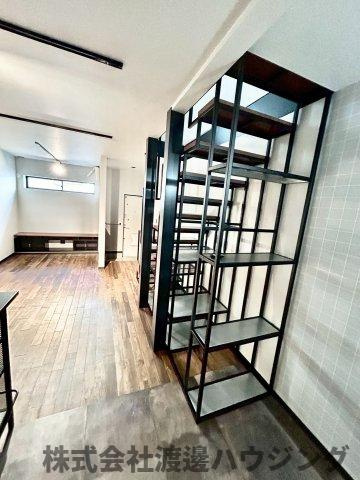 鉄と塗り壁の再生長屋の収納