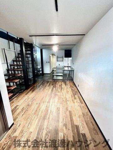 鉄と塗り壁の再生長屋の居間・リビング