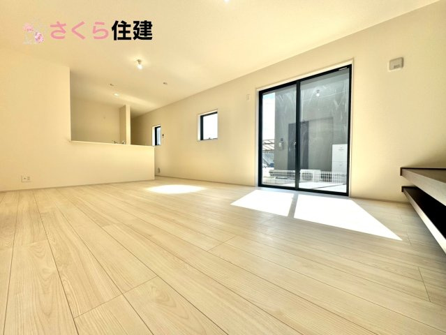 第1小山城西　１号棟の居間・リビング|17帖LDKはキッチンで家事をしながらでもお子様に一対一で向き合える時間が作れます！！

