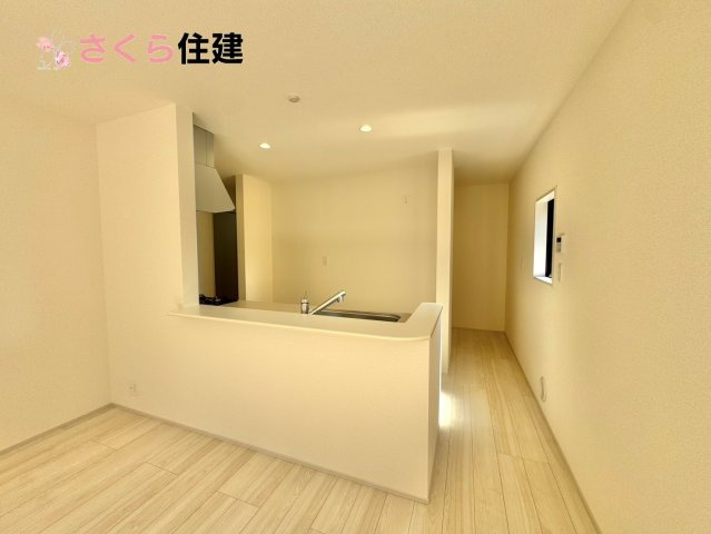 第1小山城西　１号棟のキッチン|家族の会話が弾み、お料理の間も子どもに目配りが出来る対面式カウンターキッチン♪