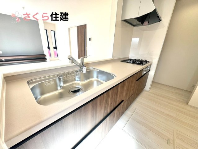 第1小山城西　１号棟のキッチン|お子様と並んで料理をしても余裕のゆとりのキッチン。お子様と一緒に料理も叶いますよ♪