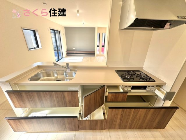 第1小山城西　１号棟のキッチン|キッチン下収納は奥まで引き出せるので、大きく屈まなくても楽に必要なものがパッと取り出せます！