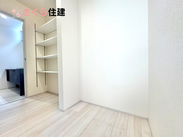 第1小山城西　１号棟の収納|家事同線が楽！キチン裏に収納スペース完備！パントリーとしても利用可能！！