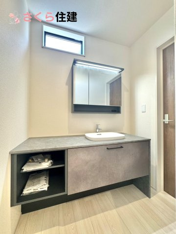 第1小山城西　１号棟の独立洗面台|ホテルのような洗面台！両サイド収納の洗面台で、二人ならんで同時の身支度もスムーズです。