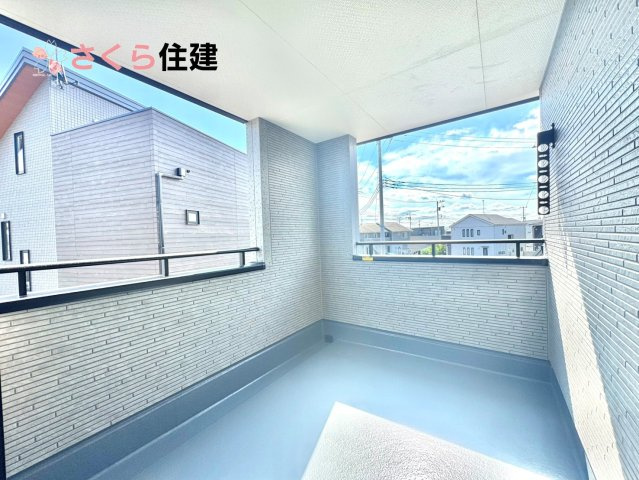 第1小山城西　１号棟のバルコニー|急な雨でも安心なインナーバルコニー♪家族全員分の布団もゆったり並べられるます♪
