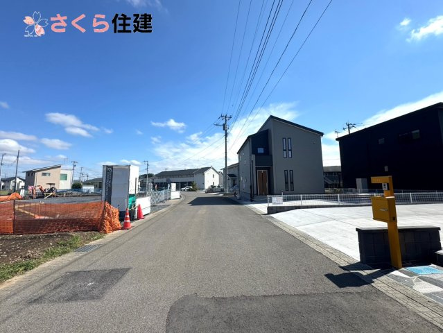 第1小山城西　１号棟の前面道路含む現地写真|前面道路北側6ｍ公道　　車の通りが少ない為出入りもラクラク♪♪