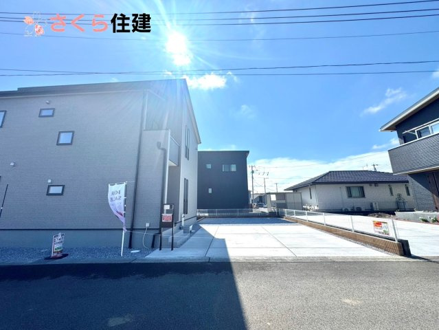 第1小山城西　１号棟の駐車場|カースペース２～３台可能です。