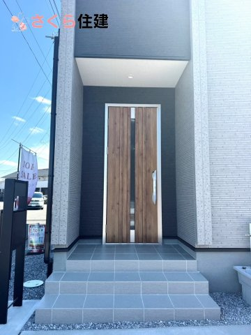 第1小山城西　１号棟の玄関|夜間でも来訪者の顔を認識できるLEDライトを装備！ＴＶモニター付きインターフォンで安心のセキュリティ