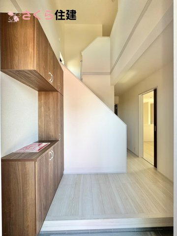 第1小山城西　１号棟の玄関|玄関内吹き抜けで開放感！！おでかけの時も帰った時も、『我が家』を最初に感じてもらえる素敵な空間！