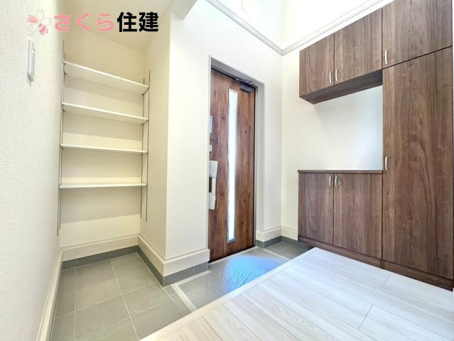 第1小山城西　１号棟の玄関|玄関がいつも片づく大型シューズボックス。お子様の靴のサイズが大きくなっていっても安心の広々スペース！