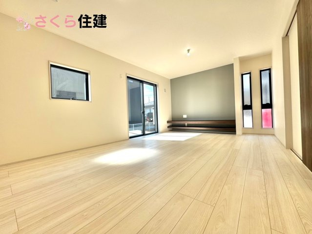 第1小山城西　１号棟の居間・リビング|広々17帖LDLは南向きで日当たり良好。ゆったりとした時間の流れる開放的なくつろぎの空間