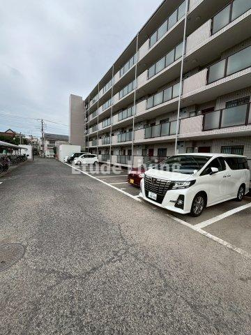 プレミールの駐車場