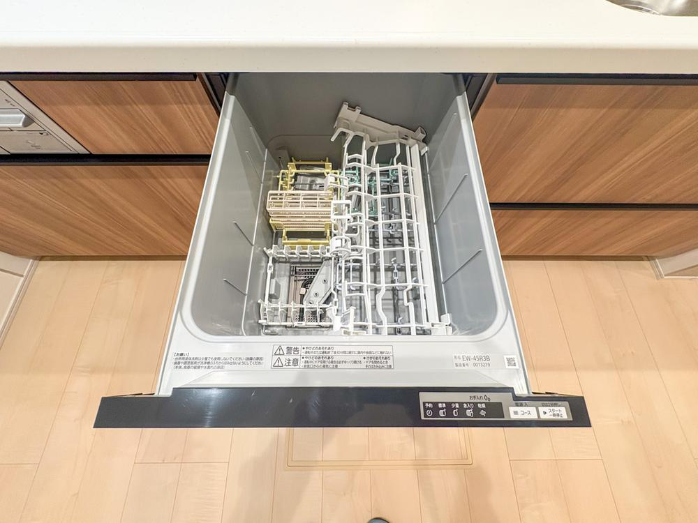 【Livele Garden.S】】国分寺新町のキッチン|「ビルトインタイプ食器洗乾燥機」通常の手洗いでは使用出来ないほど高温のお湯や高圧水流を使うことにより汚れを効果的に落とすことができ、殺菌効果が非常に高く哺乳瓶などを使う家庭で需要が高く大変便利。